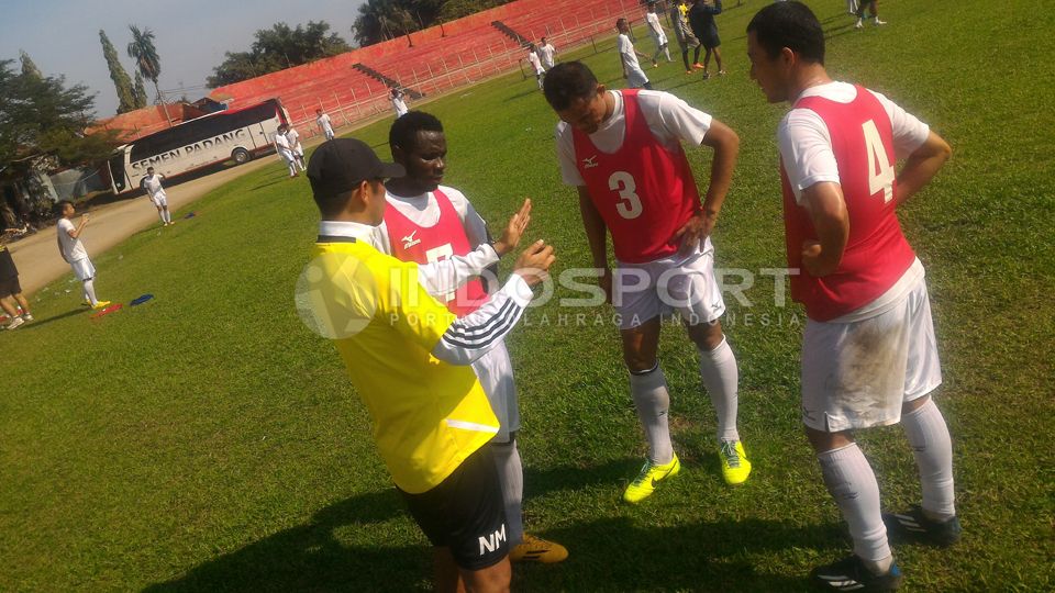 Nil Maizar saat memberikan instuksi kepada tiga pemainnya di sesi latihan jelang leg kedua semifinal Piala Jenderal Sudirman di Stadion H. Agus Salim, Padang. Copyright: © Ikhwan/INDOSPORT